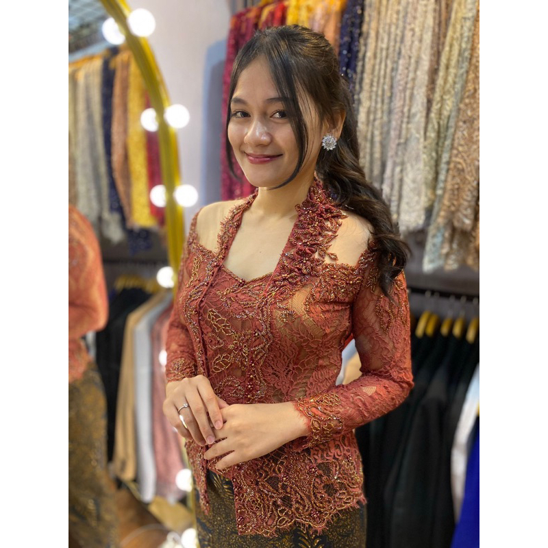 SEWA KEBAYA MERAH BATA