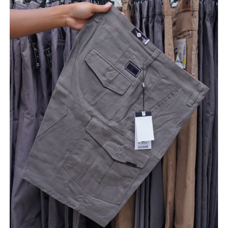 celana cargo pendek branded di atas lutut berkwalitas