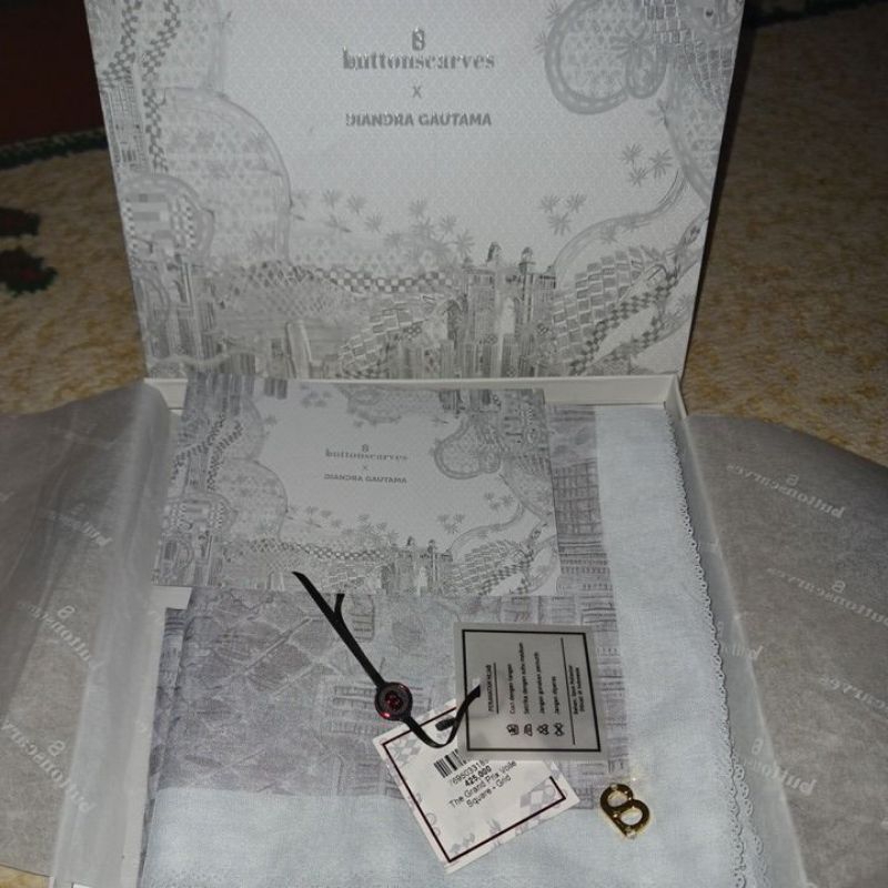 preloved buttonscarves x diandra gautama