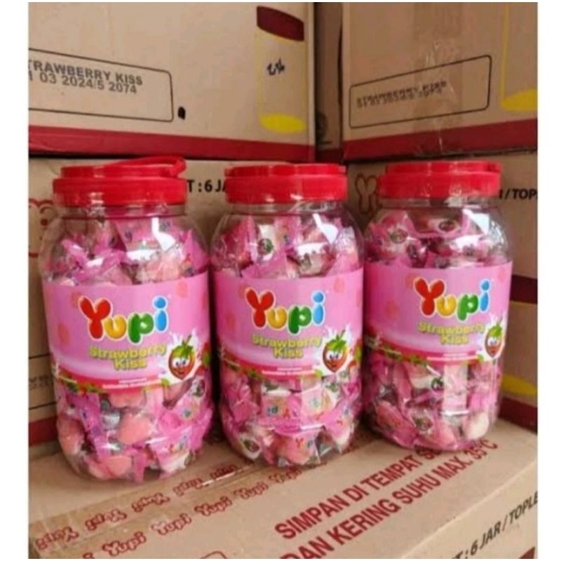 

PERMEN YUPI STRAWBERRY KISS KEMASAN TOPLES JAR 300gr ISI 125