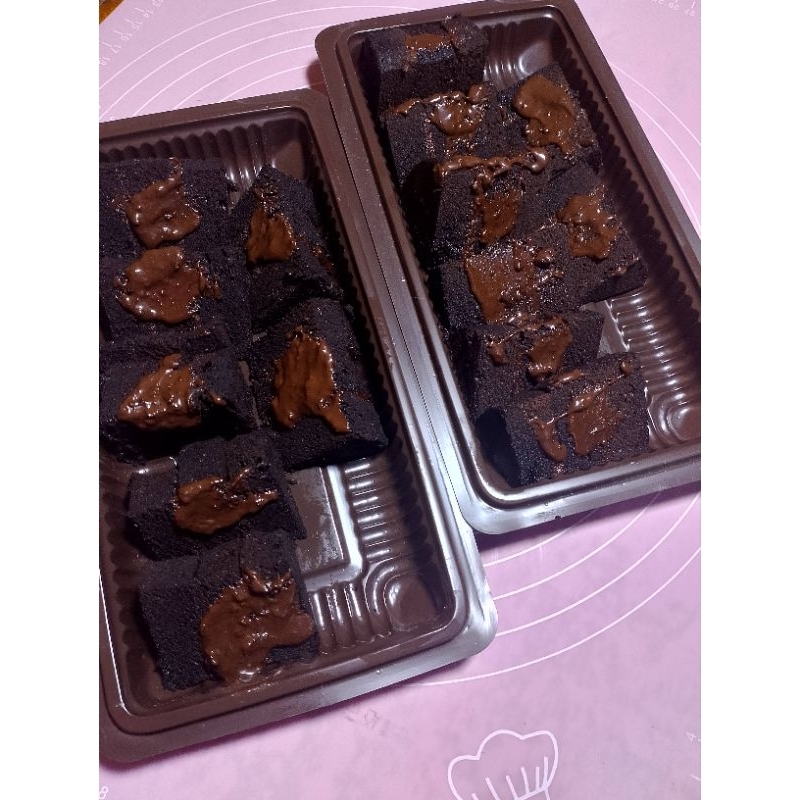 

brownies kukus isian choco cruncy/ 8biji/toping oreo