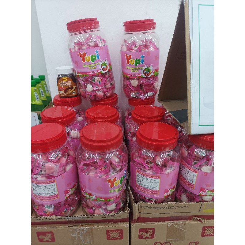 

permen yupi kiss toples 300gr