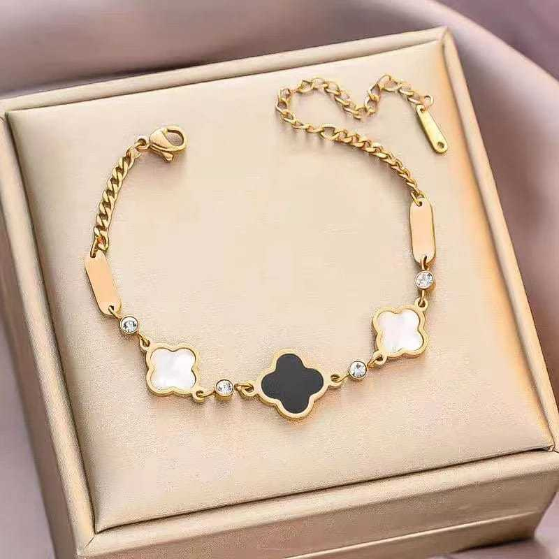 Gelang Rantai Tangan Clover Titanium Wanita Korea/Gelang Rantai Clover Hitam Putih Lapis Emas