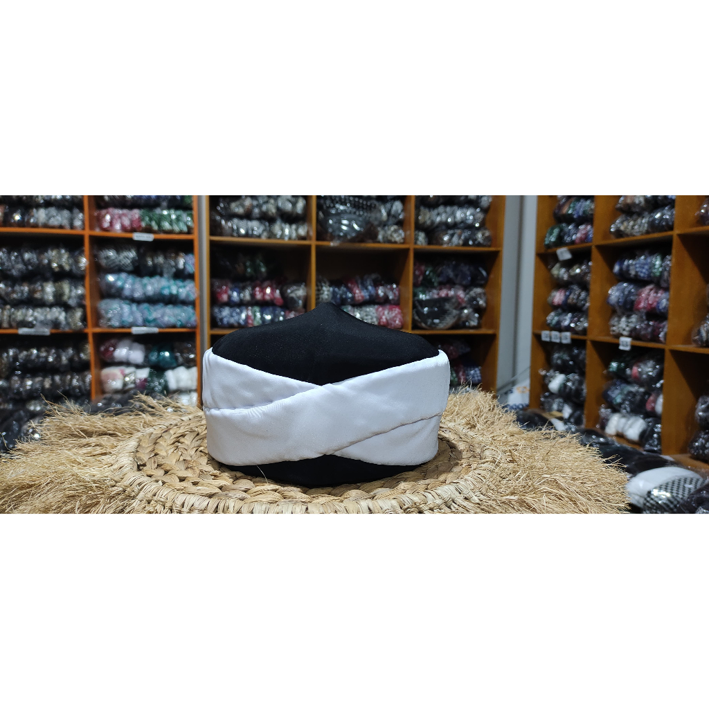 Peci Batik Jogokariyan Motif Putih Hitam Polos Ekor Pendek