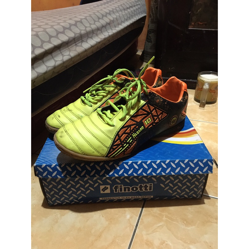 sepatu futsal finotti