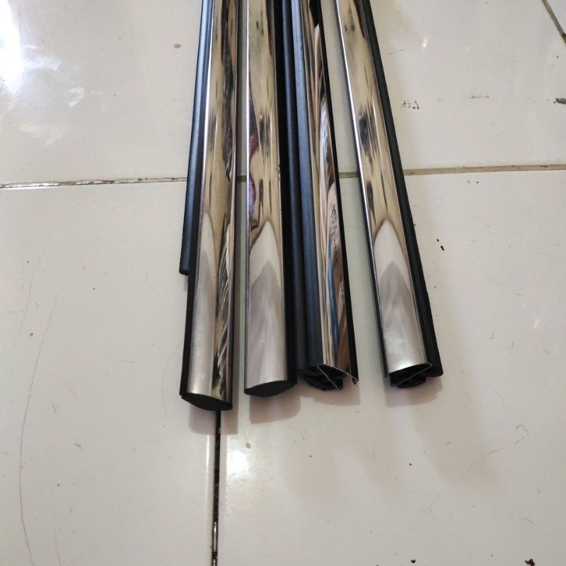 pelipit kaca pintu luar APV crhome 1set original