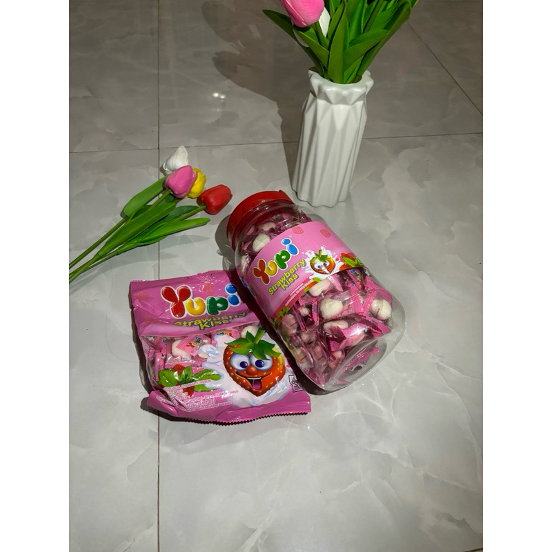 

YUPI STRAWBERRY KISS TOPLES