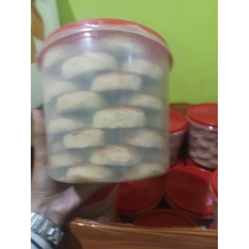 

Kue kacang -+ 1 kg dijaminnn enaak lembutt bisa dimakan semua kalangan usia