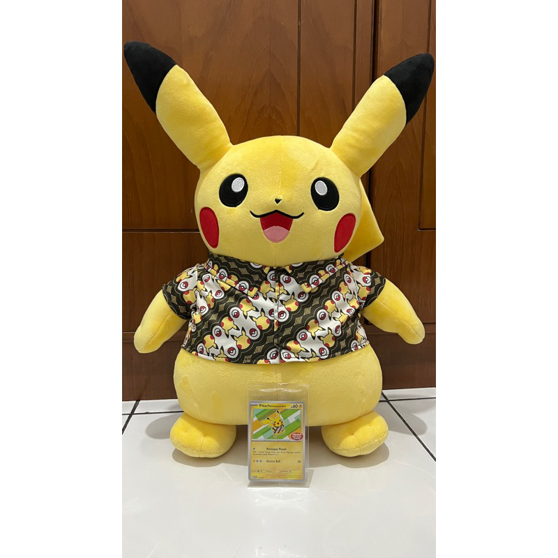 Boneka pikachu berkemeja batik size large dan kartu promo pikachu berkemeja batik