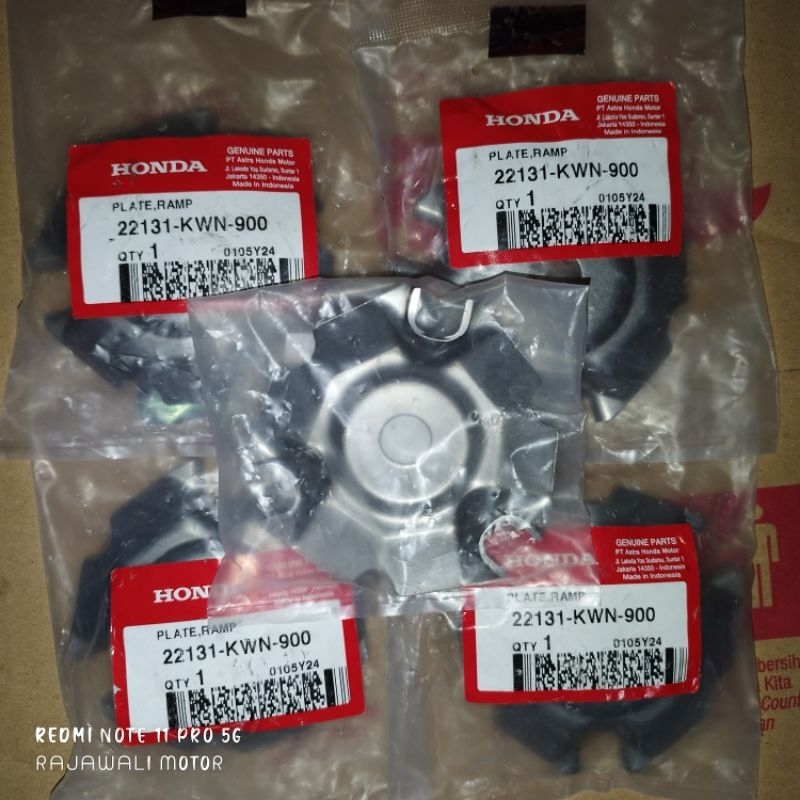 22131-KWN-900 Plat rumah roller Vario 125 esp KWN AHM original