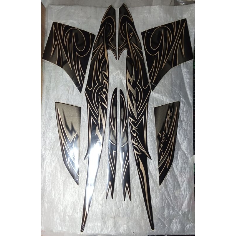 Striping stiker body kanan kiri full set Vega ZR warna Hitam Gold Original