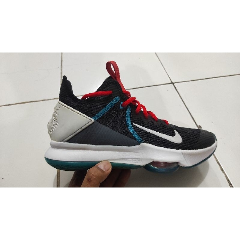 Sepatu Lebron witness 4