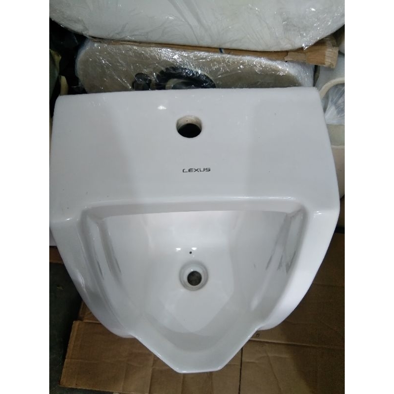 urinoir merk Lexus kondisi second warna putih 90%masih mulus hanya body only saja