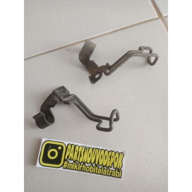 Breket selang rem depan di segitiga Nouvo / dudukan selang rem nouvo / breket selang / sok depan yam