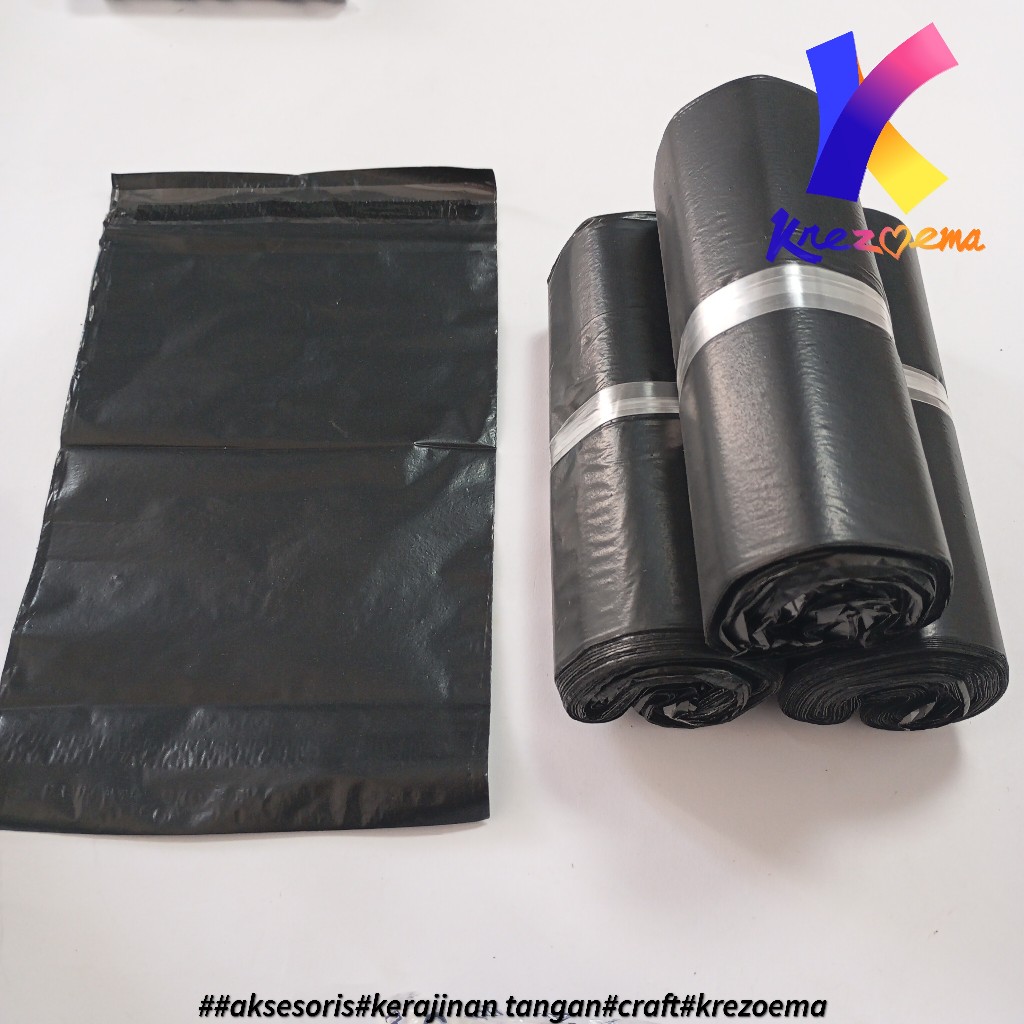 

PLASTIK PACKING /PLASTIK POLYMAILER UKURAN 15X25cm & 17X30cm WARNA HITAM ISI 100pcs