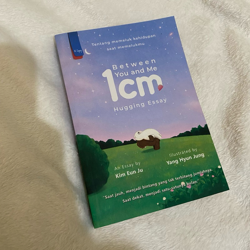 Preloved Buku 1CM Between You and Me Hugging Essay by Kim Eun Ju