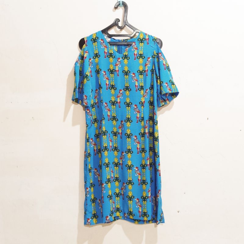 Dress Butik Unik Model Bahu Bolong Wanita Motif Batik Warna Biru Midi Formal Untuk Kerja / Kondangan