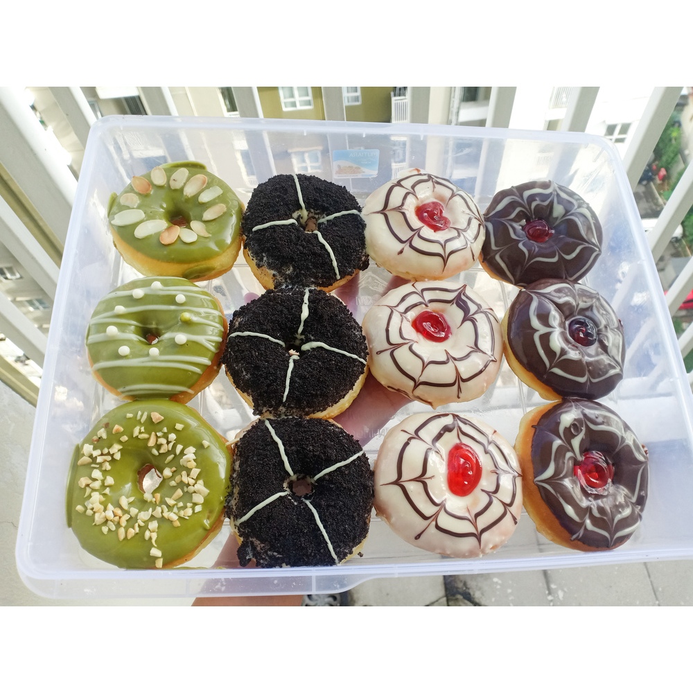 

6 pcs Donat Homemade Aneka Topping. 12 pcs Donat Spesial Fresh free pilih topping