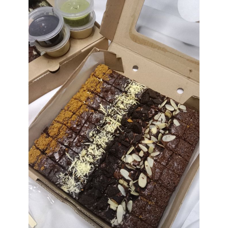 

BROWNIES BOX BESAR UKURAN 20 x 20 | FUDGE BROWNIES