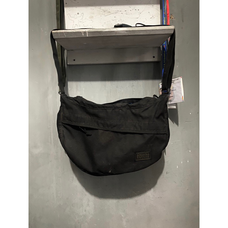 tas selempang hitam screamous