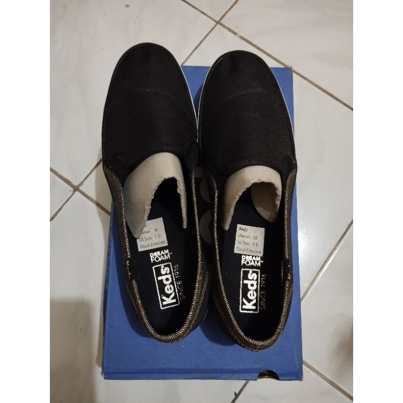 (Preloved) KEDS Triple deck slip on black gold size 38