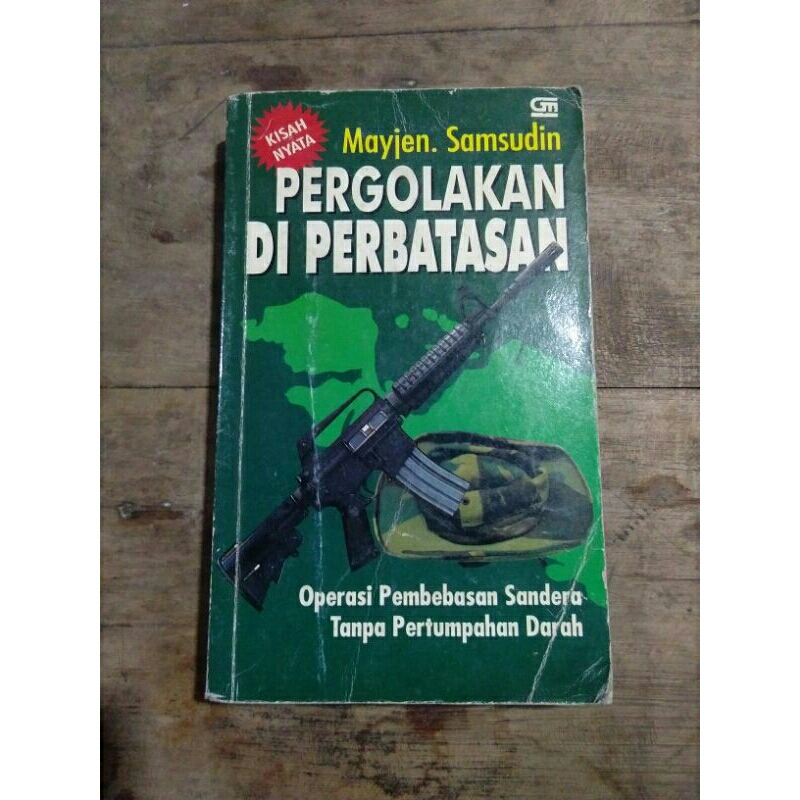 buku pergolakan di perbatasan, tertera tanda tangan basah penulis