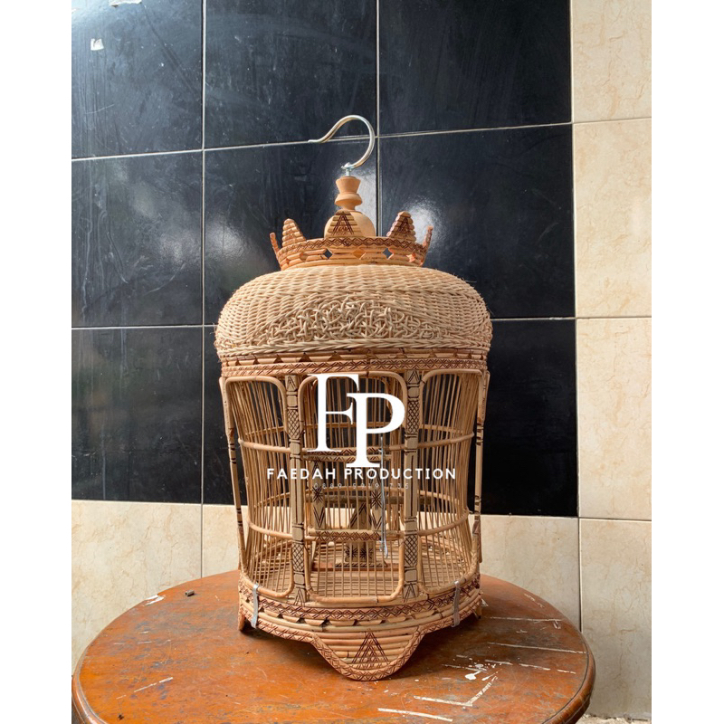Sangkar Perkutut Rotan Alam /Sangkar Burung Mahkota Ukir Rotan – Elegan, Klasik, dan Bernilai Seni T