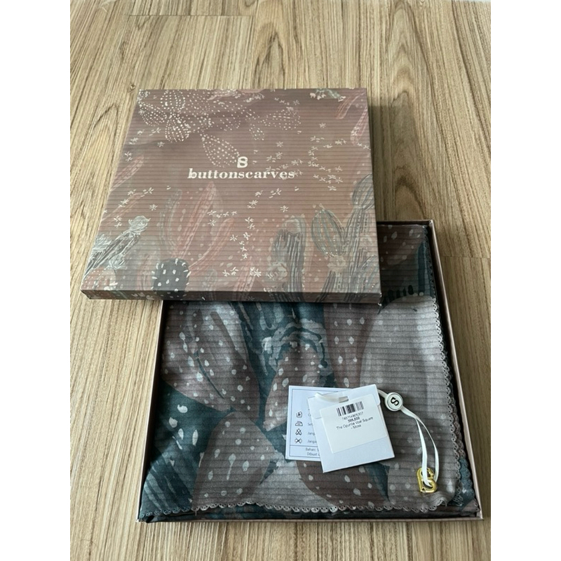 Baru (new with tag) buttonscarves opuntia moss