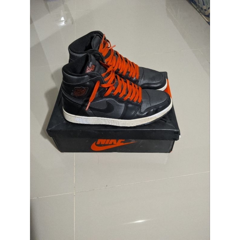 AJ 1 HIGH OG SATIN BLACK GYM RED