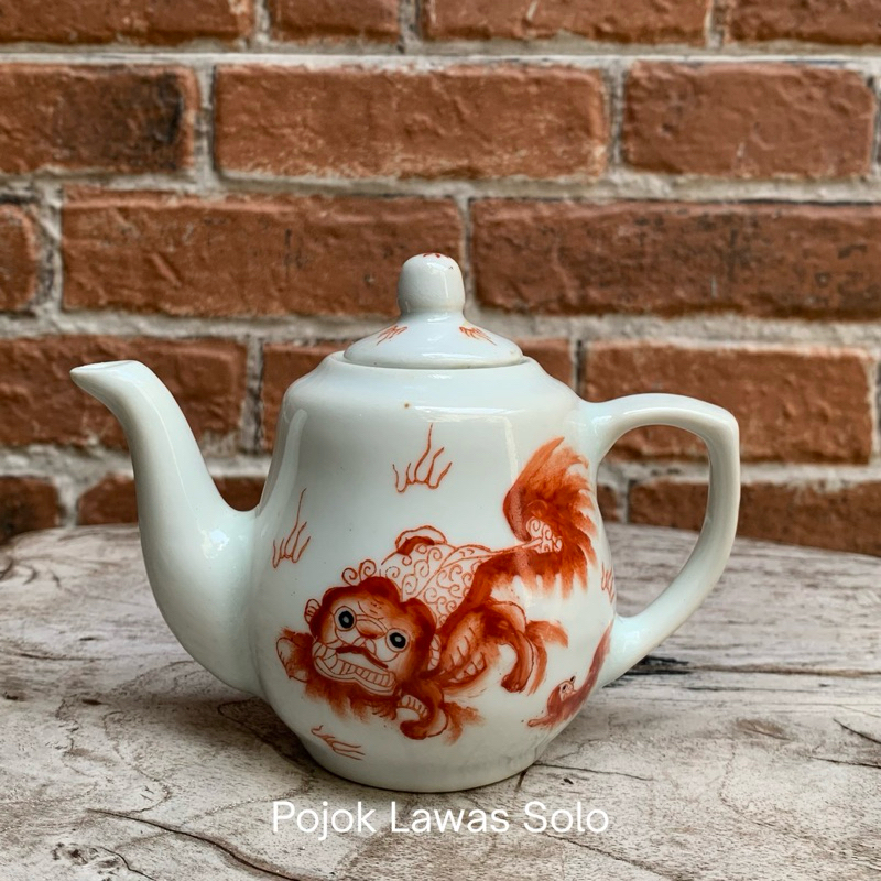 Teko teh mini (Mini Tea Pot Vintage, 1940) dengan motif singa merah