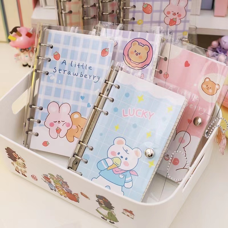 

Buku binder A6 isi 100 lembar dengan Liontin + FREE DIY STIKER Notebook PVC 6 ring Buku catatan isi ulang loose leaf Buku harian karakter kartun aesthetic Jurnal perjalanan Scrapbook transparan Daily planner lucu murah