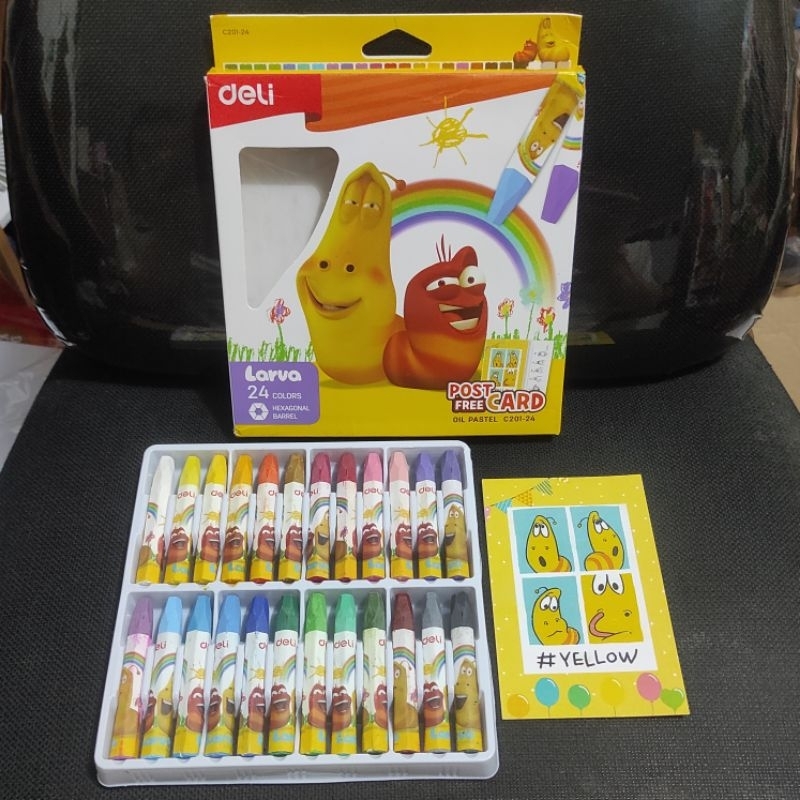 

1 Kotak Box 24 Pcs Krayon Warna DELI x Larva + Post Card Original