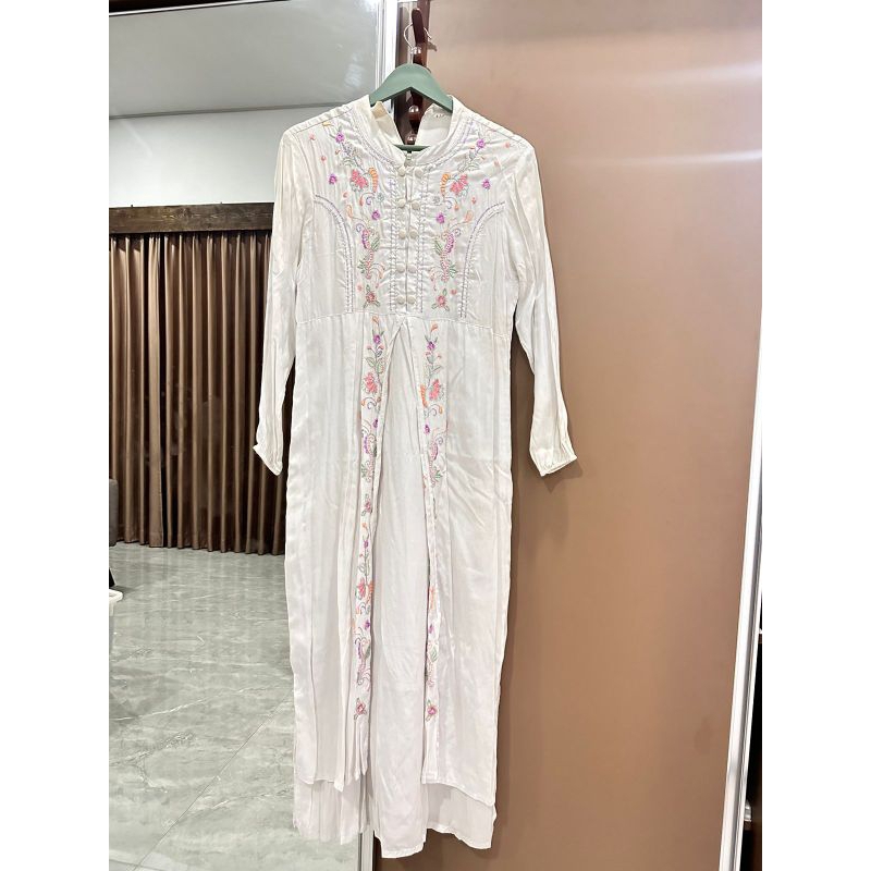 Gamis putih motif bunga
