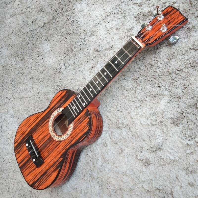 Ukulele Motif Kayu Coklat Senar 3
