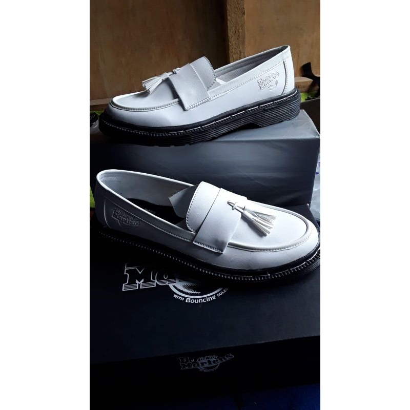 sepatu,pria, loafers, pormal putih,slipon /sepatu dr Martin free box