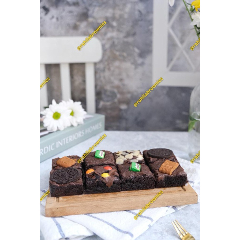 

Brownies panggang sekat 8 toping mix.