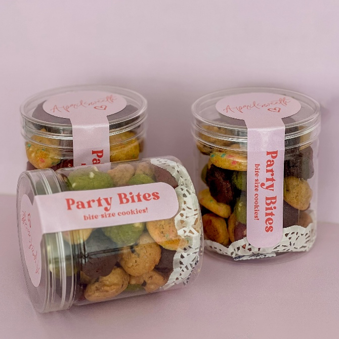 

Mini Cookies in Jar 250gr - Premium Bite Size Cookies Aprilsweeth | Campur Rasa | Coklat | Red Velvet | Matcha | Birthday Cake | Classic New York