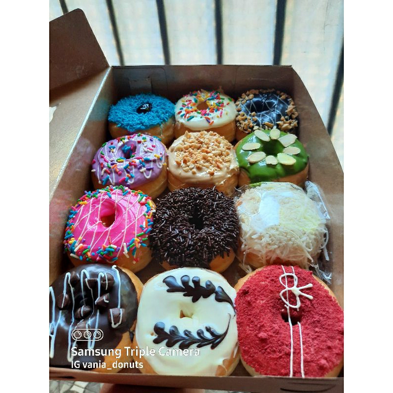 

DONAT TOPING MANIS isi 12/box