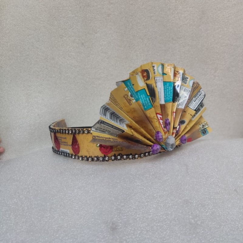 Topi tari adat Aceh perempuan daur ulang sachet