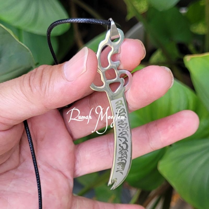 Kalung Pedang Zulfikar SILVER Titanium Kaligrafi Muslim Islam