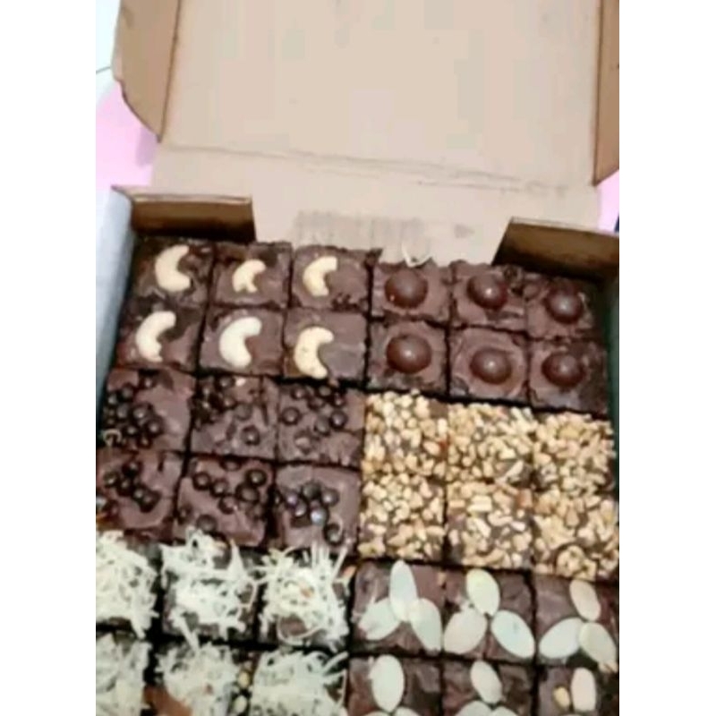 

MALCA BROWNIES PANGGANG | OLEH OLEH BROWNIES BAKAR |FUDGY BROWNIES TOPING UKURAN 20X20