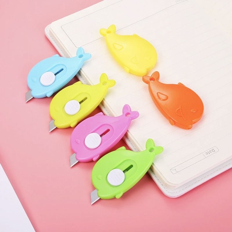 

PISAU CUTTER MINI KARAKTER / PISAU KATER PACKING UNBOXING PAKET KECIL / PISAU PEMOTONG KERTAS MINI KANTOR ATK SEKOLAH TRAVEL PORTABLE KNIFE