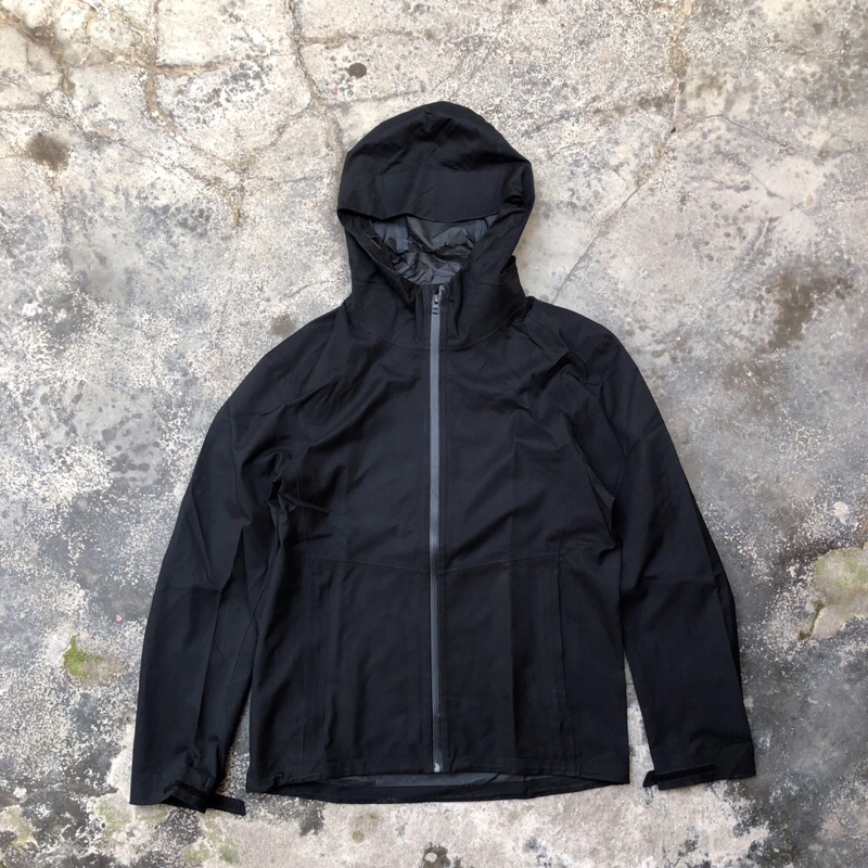 Uniqlo Blocktech Hitam