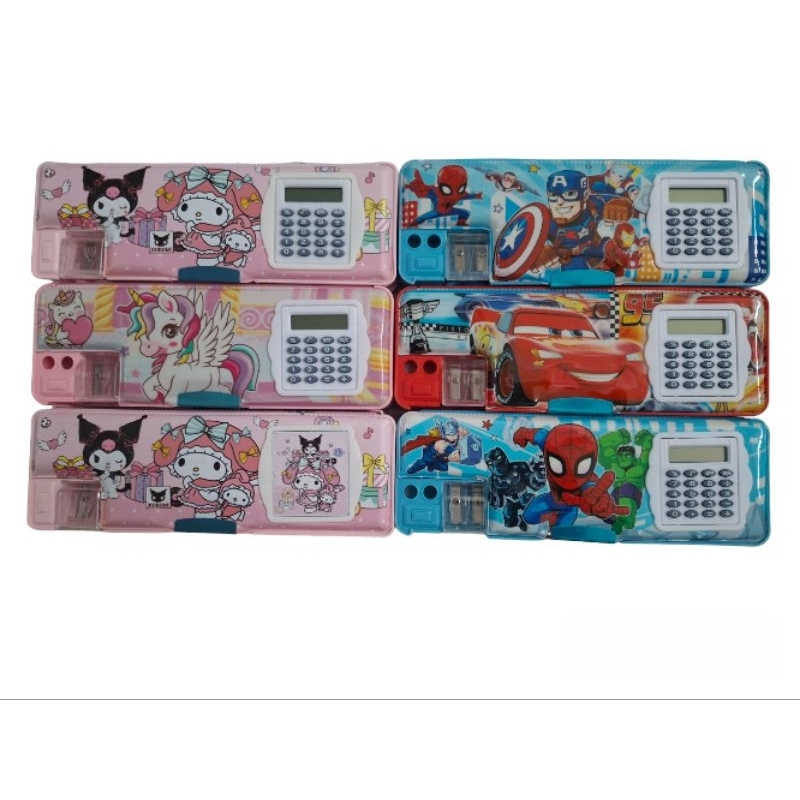 

Tempat pensil magnet kalkulator SANRIO + karakter cewe cowo / Kotak pensil magnet kalkulator sanrio + karakter / Pencil case magnet kalkulator + rautan
