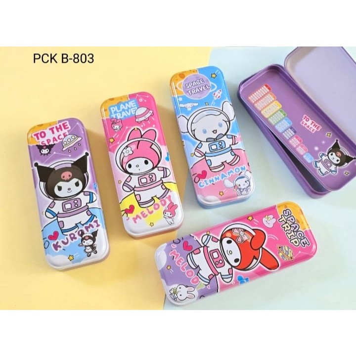 

Kotak Pensil Kaleng B-803 2 Susun SANRIO/Kuromi/My Melody/Connamoroll / Pencil Case