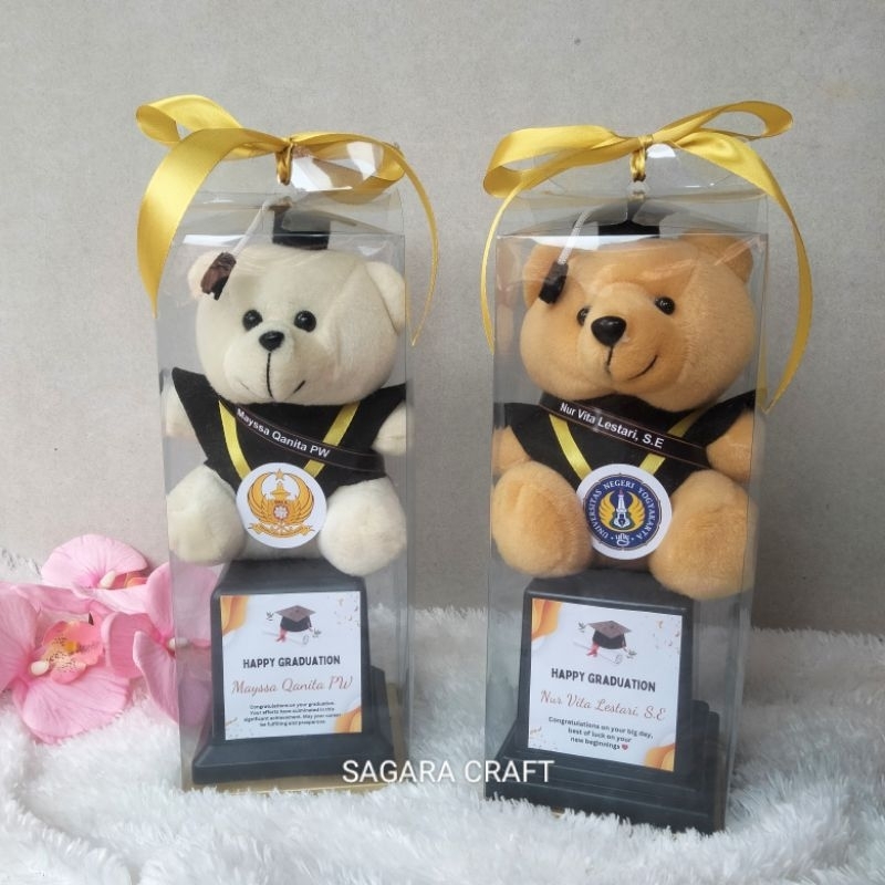 Boneka wisuda | Kado boneka wisuda | Piala boneka | Hadiah boneka wisuda | Hampers wisuda