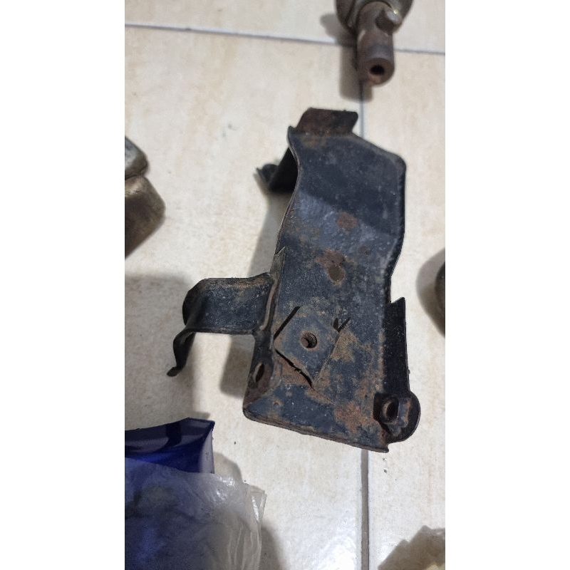 breket dasi beijing champ/125z set klakson..