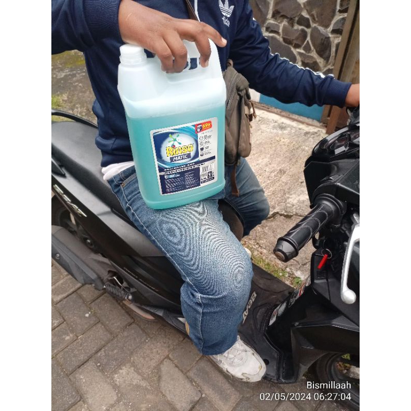 Deterjen RINSO Cair Matic Jirigen -+ 4,5 Liter (dulu isi 5 Liter, bkn Bubuk 1.8), Bukaan Depan & Ata