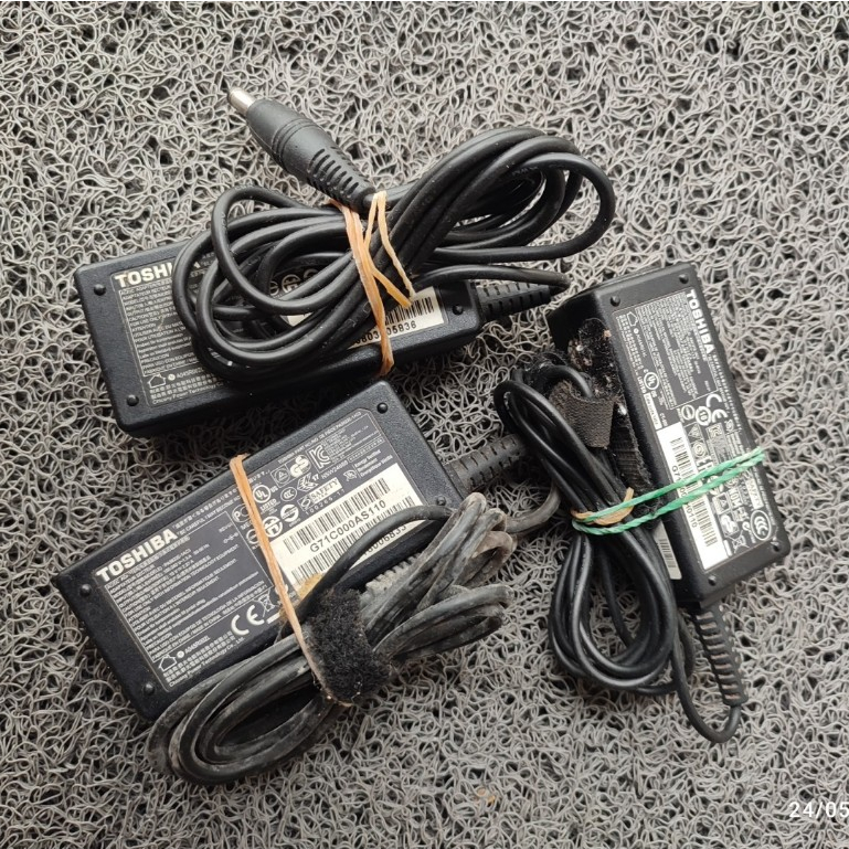 Charger Adaptor Laptop Toshiba 19V 2.37A