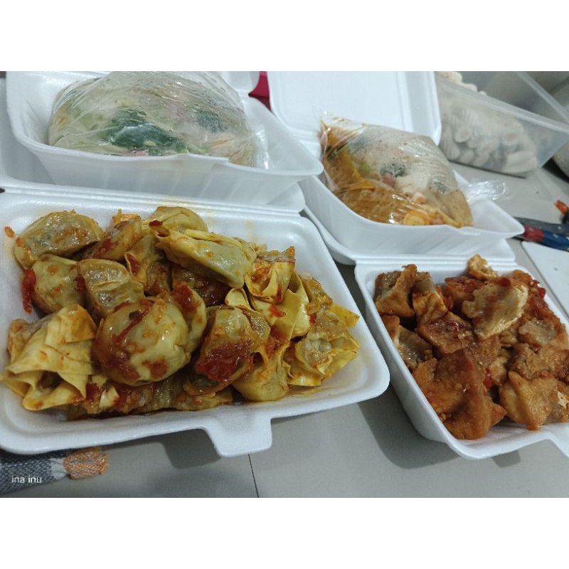 

Pentol Pedass // tahu pedass // somay pedas anabi jaya